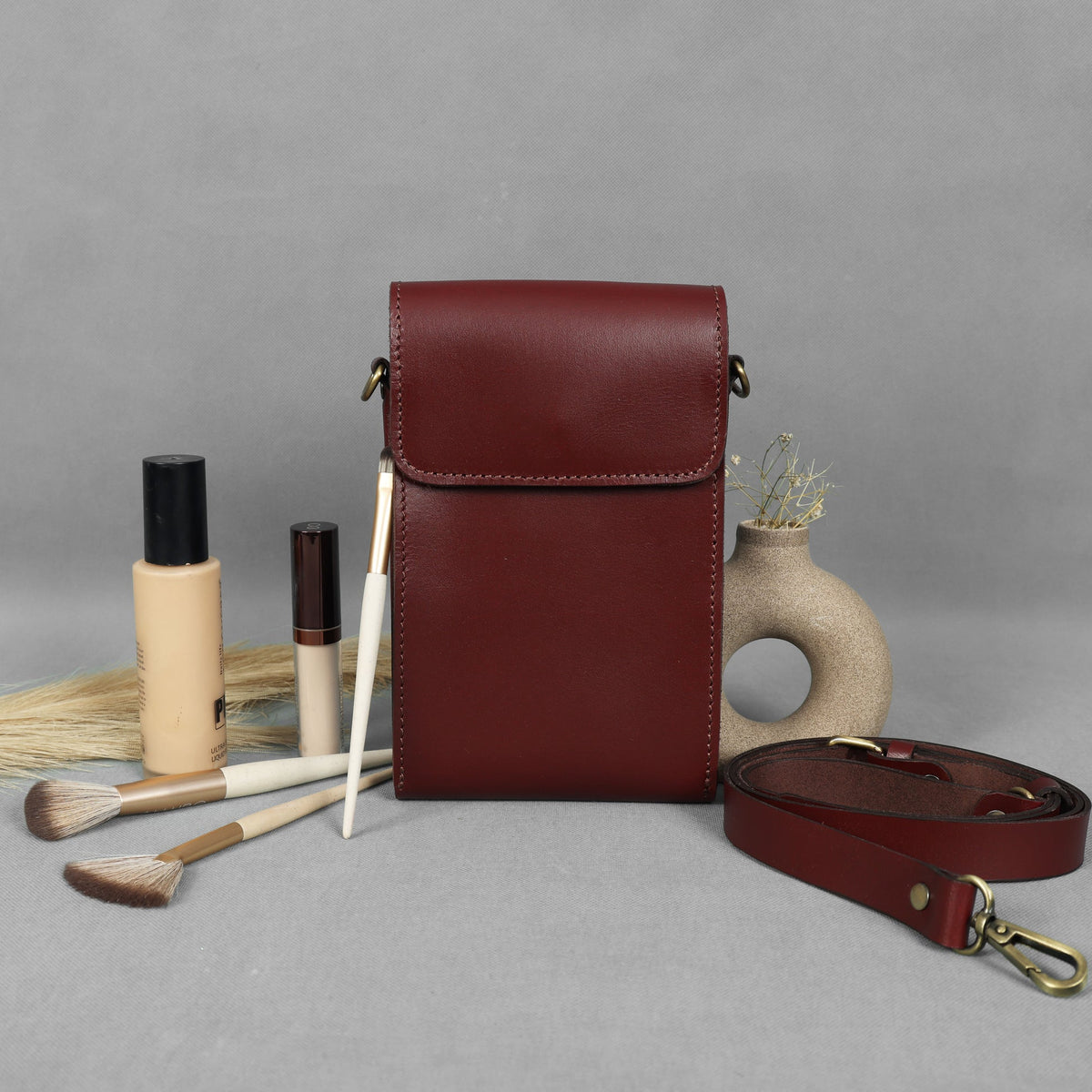 Brown Leather Mobile Pouch with Detachable Sling ƒ????? Stylish & Functional Crossbody Case.LA-1428