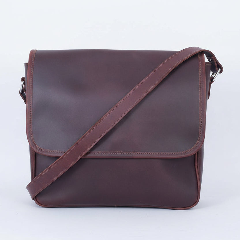 Classic Full-Grain Leather Crossbody Bag with Flap Closure for Everyday Carry